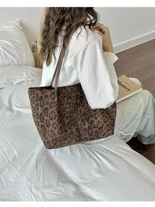 Détail du grand sac cabas en suédine à motif léopard montrant la texture et la capacité