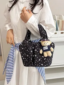 Borsa a mano trapuntata nera con stampa floreale e ciondolo orsetto per donna