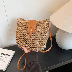Handgemaakte strooien emmertas met bruine leren sluiting en riem in casual stijl