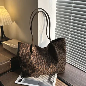 Grand sac cabas en suédine à imprimé léopard avec fines bandoulières et lumière chaude
