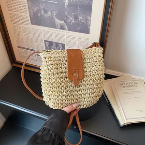 Handgeweven strooien emmerzak in beige met bruine leren klep en smalle schouderriem