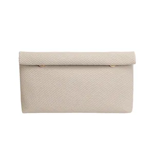 Pochette beige minimaliste au motif tissé diagonal avec anneaux métalliques dorés