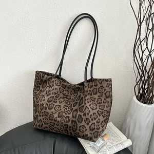 Sac fourre-tout chic à motif léopard avec fines anses noires pour femmes