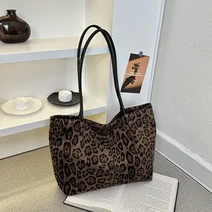 Sac cabas rétro imprimé léopard en daim avec lanières en cuir noir pour femmes élégantes