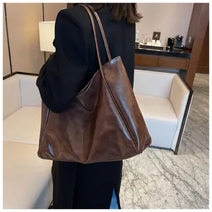 Grand sac cabas en similicuir marron porté par un mannequin pour montrer la taille