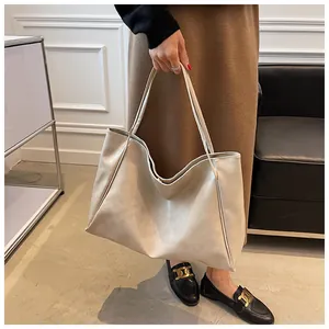 Détail du grand sac cabas beige en similicuir souple avec ses deux fines lanières d'épaule