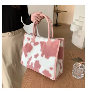 Dettaglio della grande borsa tote in peluche con stampa mucca in ecopelliccia rosa e bianca