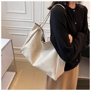 Détail d'un grand sac cabas en cuir PU souple crème montrant une texture plissée lisse
