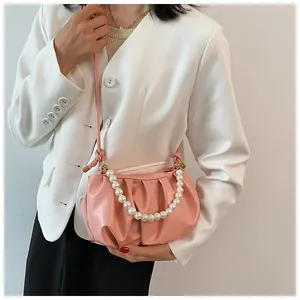 Dettaglio borsa a nuvola rosa con trama in pelle PU e manico in perle finte