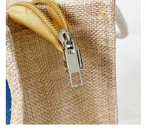 Dettaglio macro della chiusura a zip su una borsa a mano in tela di iuta intrecciata
