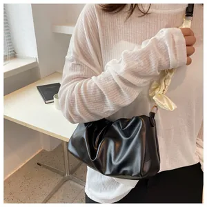 Dettaglio della borsa nuvola nera in ecopelle lucida con foulard in seta decorativo