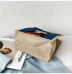 Dettaglio della borsa in juta con bordo a cartone animato blu e trama intrecciata