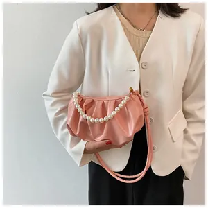 Dettaglio della borsa nuvola rosa arricciata con manico di perle e tracolla sottile
