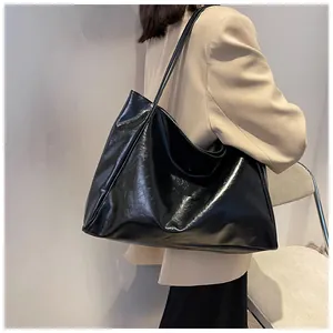 Mannequin portant un grand sac cabas en cuir ciré noir au design moderne et épuré