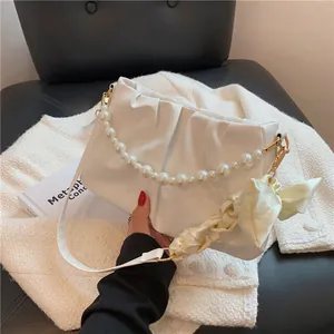 Elegante borsa a nuvola plissettata bianco crema con manico in perle e fiocco in seta