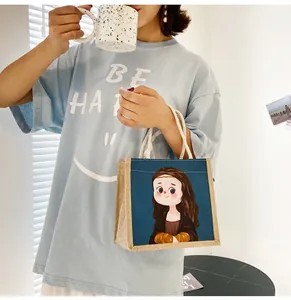 Dettaglio della borsa tote in tela con stampa Monna Lisa e manici in corda intrecciata