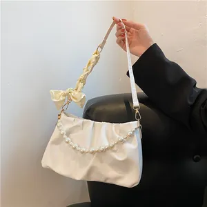 Borsa a nuvola bianca increspata con catena di perle e manico in seta con fiocco chic