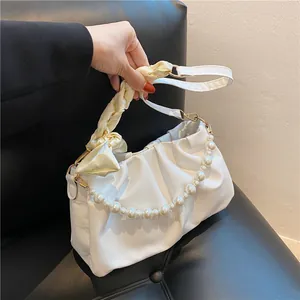 Borsa a nuvola increspata con perle bianche e manico in seta per donna chic