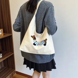 Grande borsa tote retrò color crema con ricamo a bassotto e tracolla larga trendy
