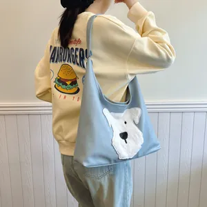 Borsa tote vintage azzurra con toppa a forma di cucciolo di peluche bianco e tracolla larga