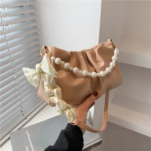 Elegante borsa a nuvola beige plissettata con catena di perle e fiocco di seta