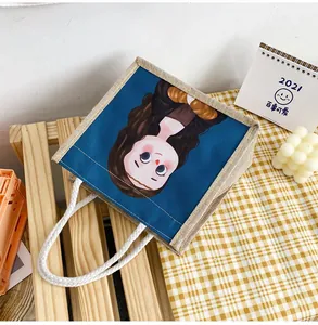 Vista dettagliata della borsa in tela di juta con stampa Mona Lisa cartoon e manici in corda
