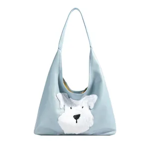 Borsa tote retrò azzurra con grande toppa a cane in peluche bianco e pelle plissettata