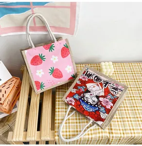 Dettaglio dei mini sacchetti in tela con stampe di fragole e motivi floreali orientali