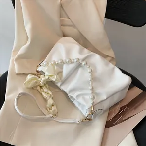 Elegante borsa a mano bianca con manico di perle e fiocco in seta da donna