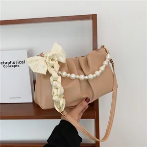 Elegante borsa a nuvola plissettata beige con manico di perle e fiocco in seta bianca