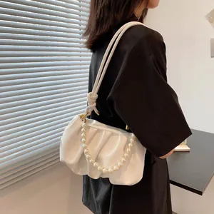 Elegante borsa a nuvola bianca a pieghe da donna con catena di perle e morbida pelle PU