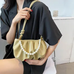 Elegante borsa a nuvola gialla con manico in perle e tracolla in pelle per donna