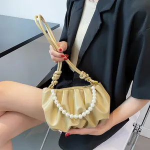 Elegante borsa a nuvola plissettata crema con manico di perle e tracolla in pelle