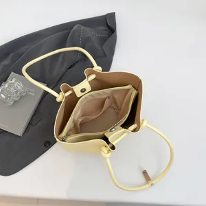 Borsa a secchiello plissettata giallo chiaro con manici a nodo e pochette interna
