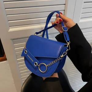 Borsa a sella blu elettrico da donna con anello in metallo e tracolla a catena trendy
