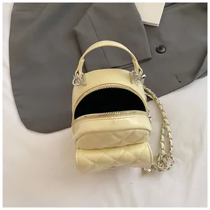 Detalle de mini mochila acolchada con bolsillos de doble cremallera y correa de cadena
