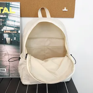 Sac à dos minimaliste en nylon blanc crème avec grande capacité et poches intérieures