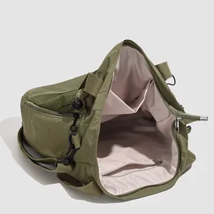 Grand sac fourre-tout vert olive avec doublure rose et poches zippées internes