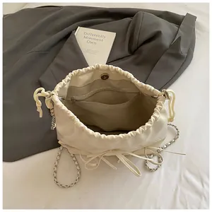 Schicke cremefarbene Schultertasche mit Kordelzug, Silberkette und Magnetverschluss