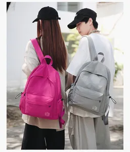 Photo de mode en plein air de sacs à dos en nylon ripstop rose et gris avec poches
