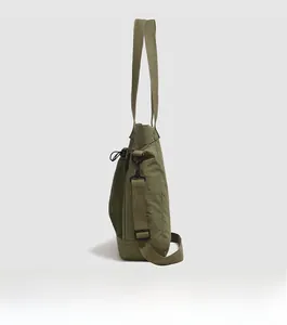 Vue latérale du sac fourre-tout vert militaire avec poche en filet et sangle réglable