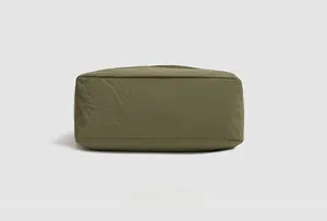 Vue détaillée du fond du grand sac fourre-tout vert armée avec coutures durables