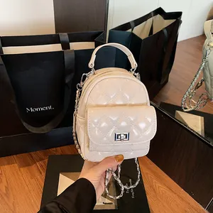 Mochila Mini de Piel PU Acolchada para Mujer Diseño de Rombos Bolso Bandolera con Cadena Plateada y Cierre de Giro Metálico