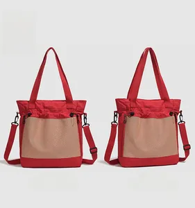 Détails du sac fourre-tout en nylon rouge avec poche filet avant et bandoulière réglable