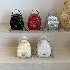 Mini mochilas acolchadas en negro, rojo, plateado, beige y blanco con cadenas