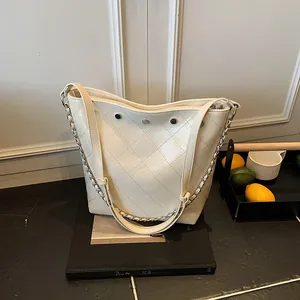 Women Quilted PU Leather Bucket Bag With Chain Strap And Rivets Fashion Commuting Shoulder Crossbody Bag Large Capacity Hobo Bag