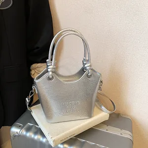 Schicke silberne Beuteltasche mit Faltenstruktur und verstellbarem Riemen für Damen