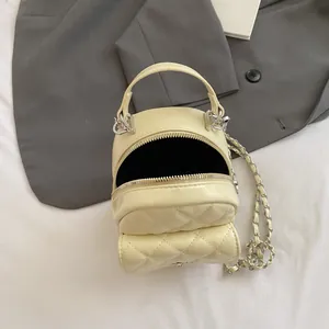 Mini mochila beige acolchada con correa de cadena y detalle de doble cremallera