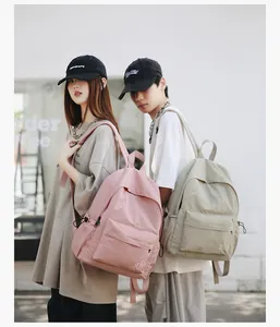 Vue extérieure de sacs à dos en nylon rose et beige avec cordons de serrage latéraux