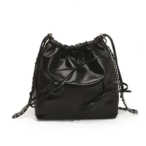 Schwarze glänzende Beuteltasche mit Schleifendetails und Kettengurt für Damen
